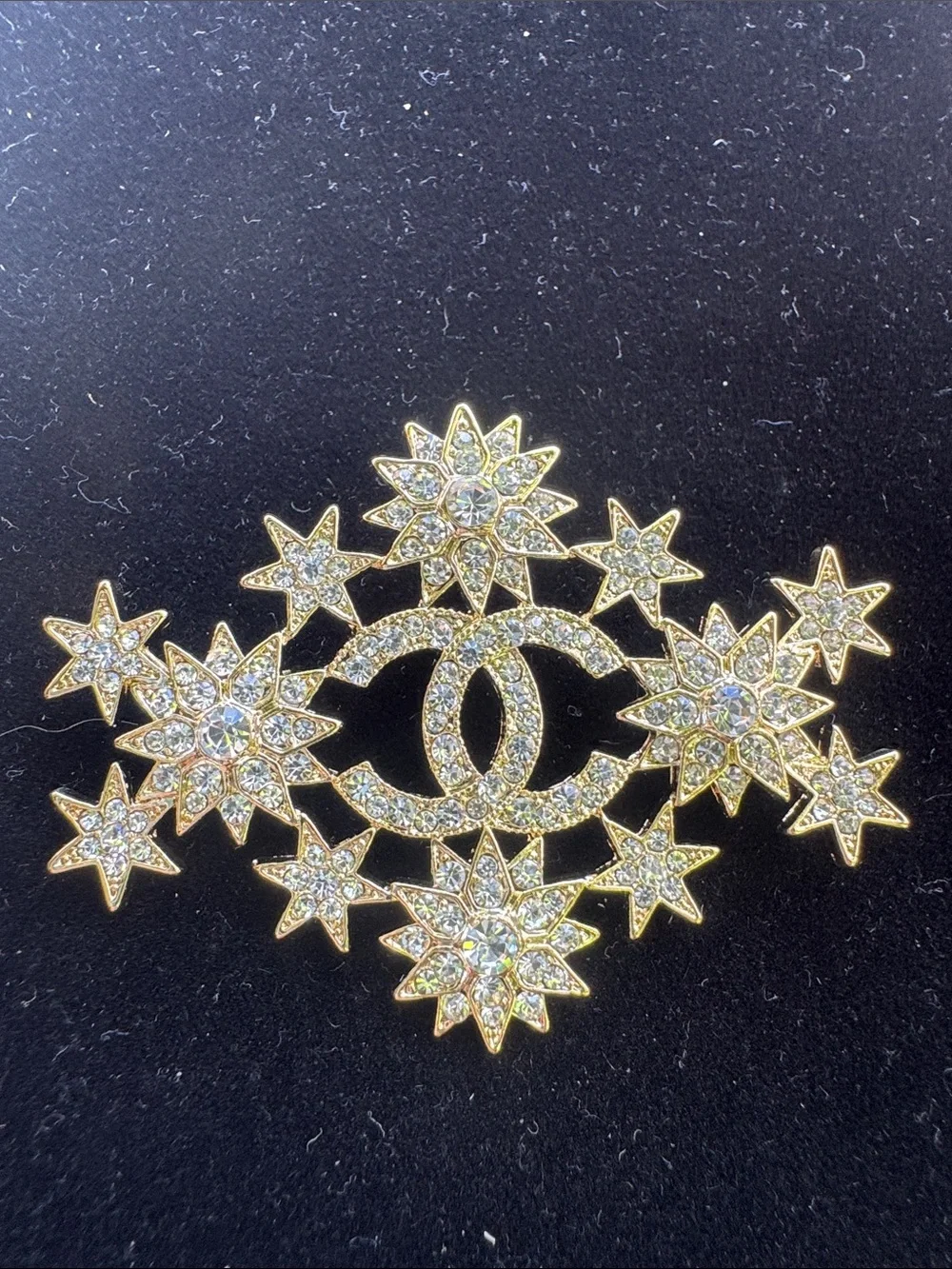 Brooch elegant gold